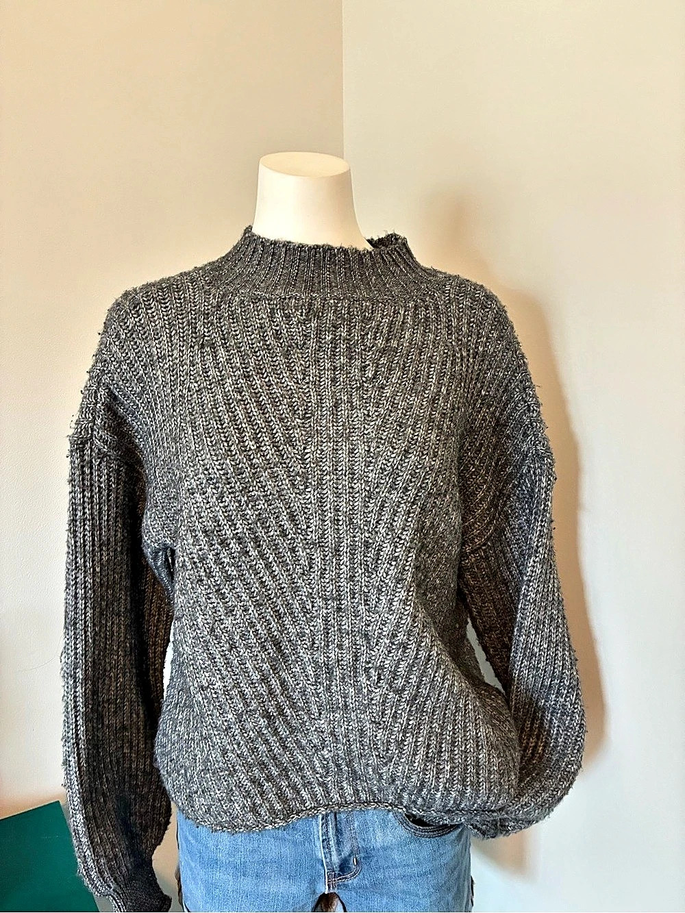 O Goods for Life Gray Knit Sweater Size Large Like New